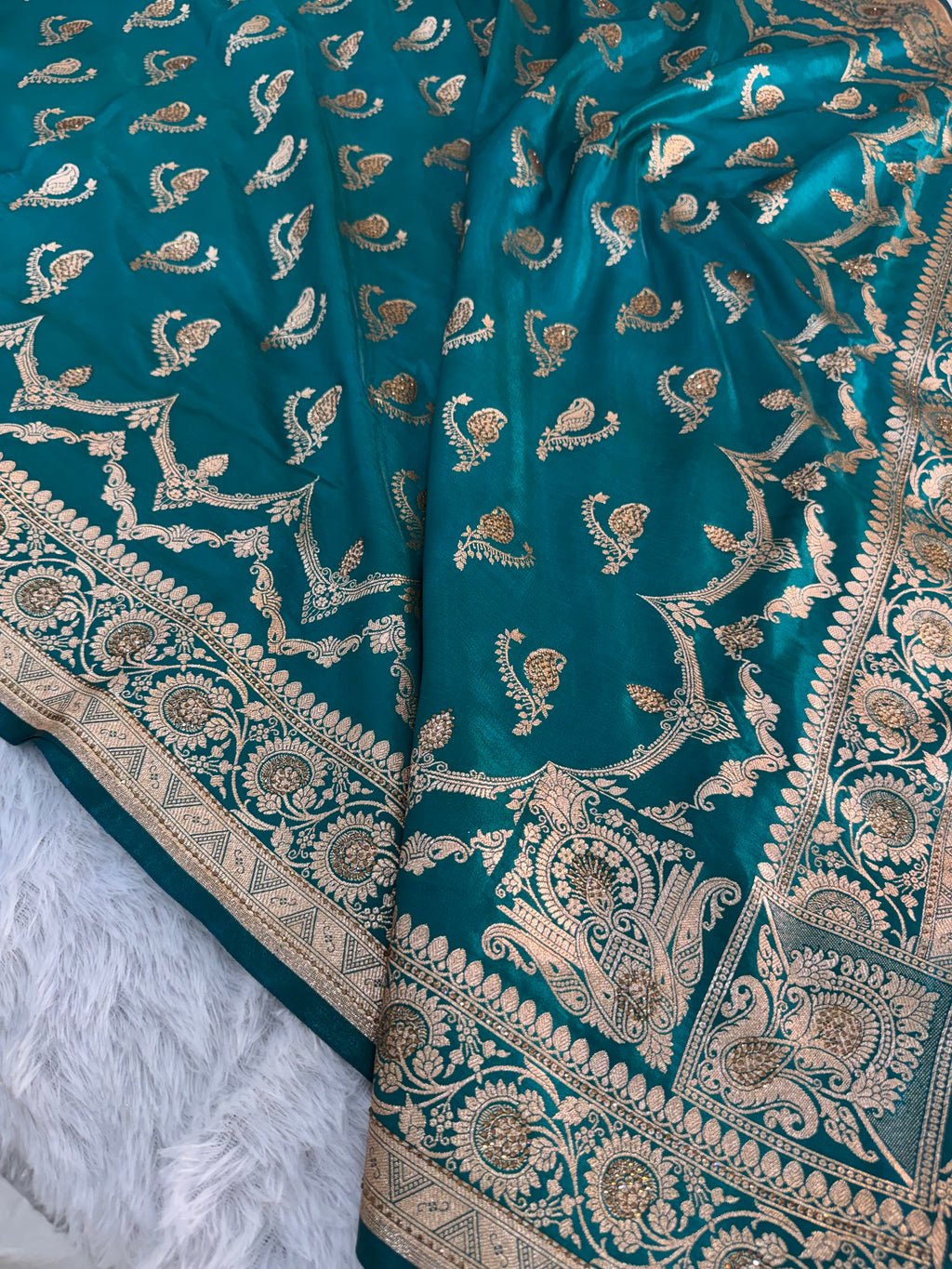 Mashru katan Silk Saree With Jaal Design In bottle green Colour