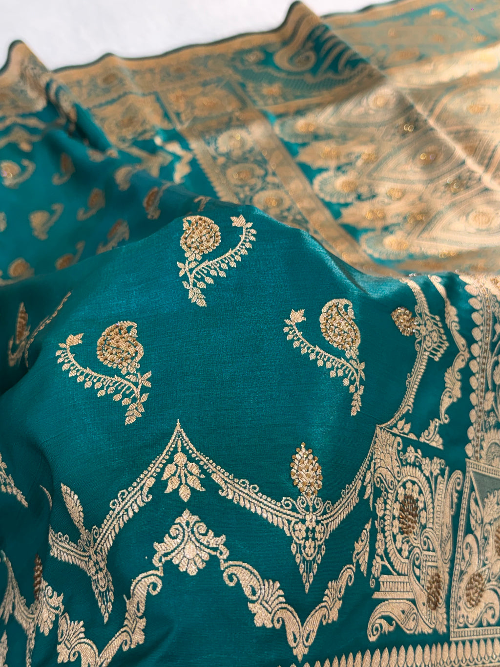Mashru katan Silk Saree With Jaal Design In bottle green Colour