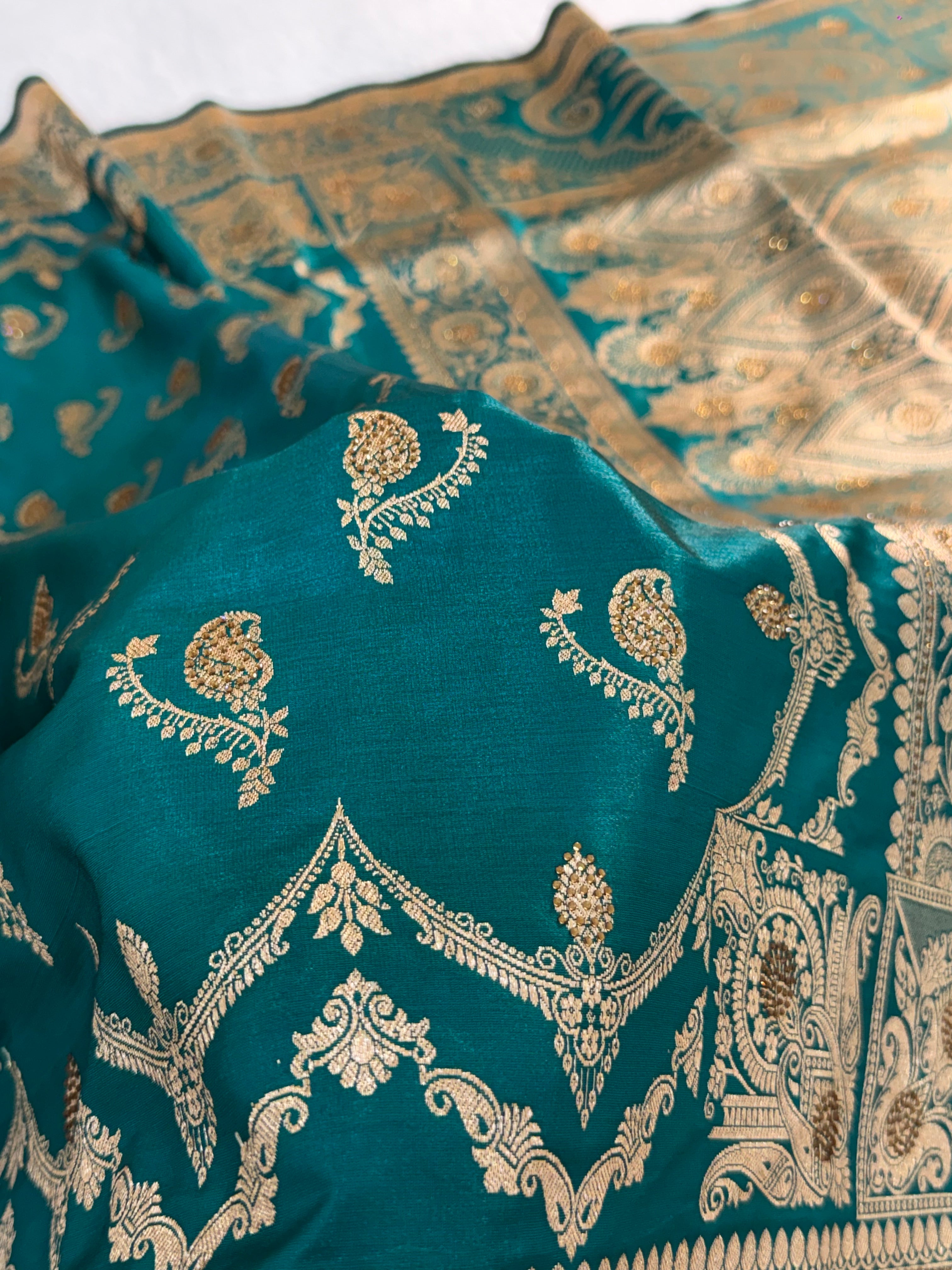 Mashru katan Silk Saree With Jaal Design In bottle green Colour