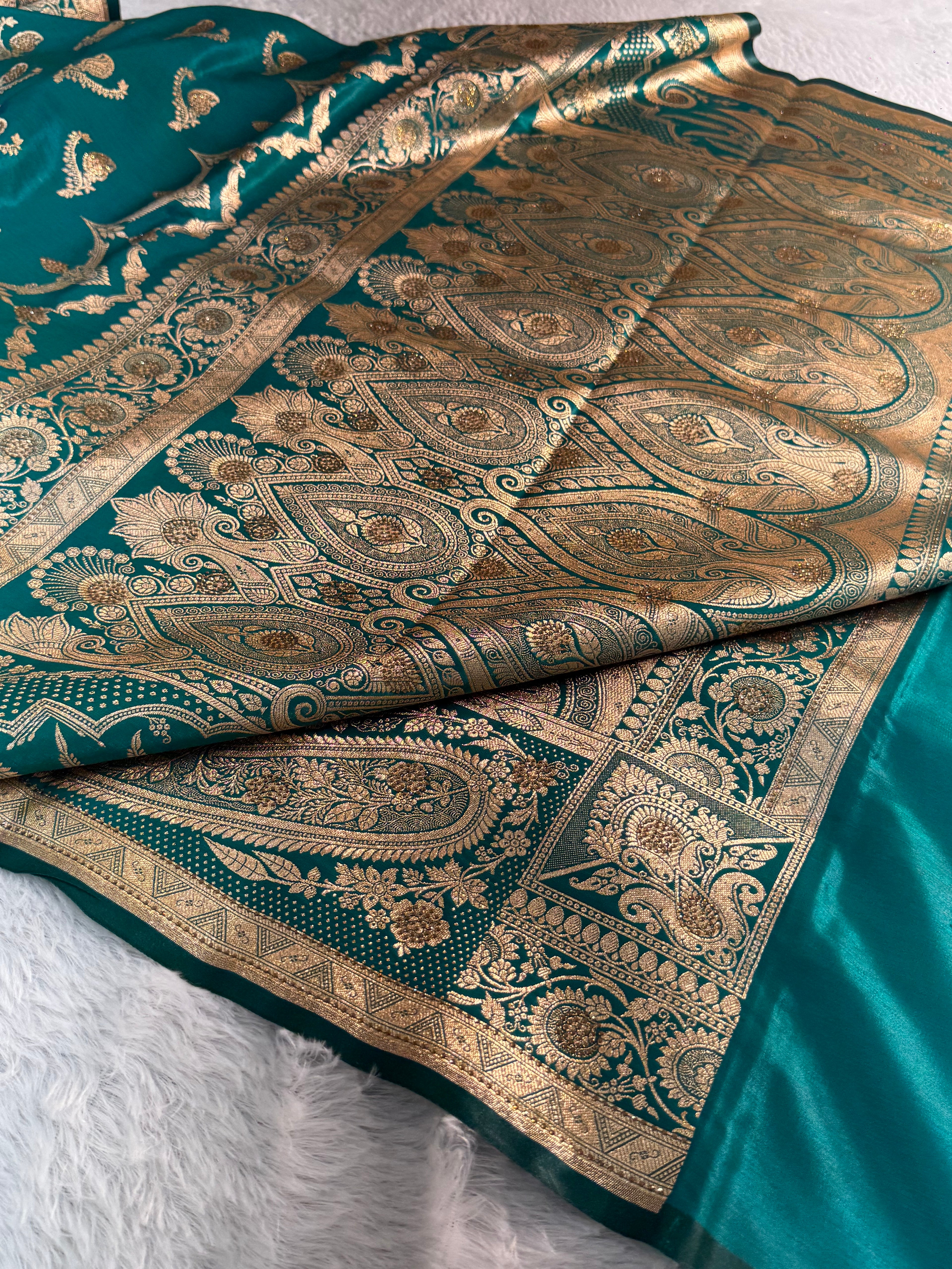 Mashru katan Silk Saree With Jaal Design In bottle green Colour