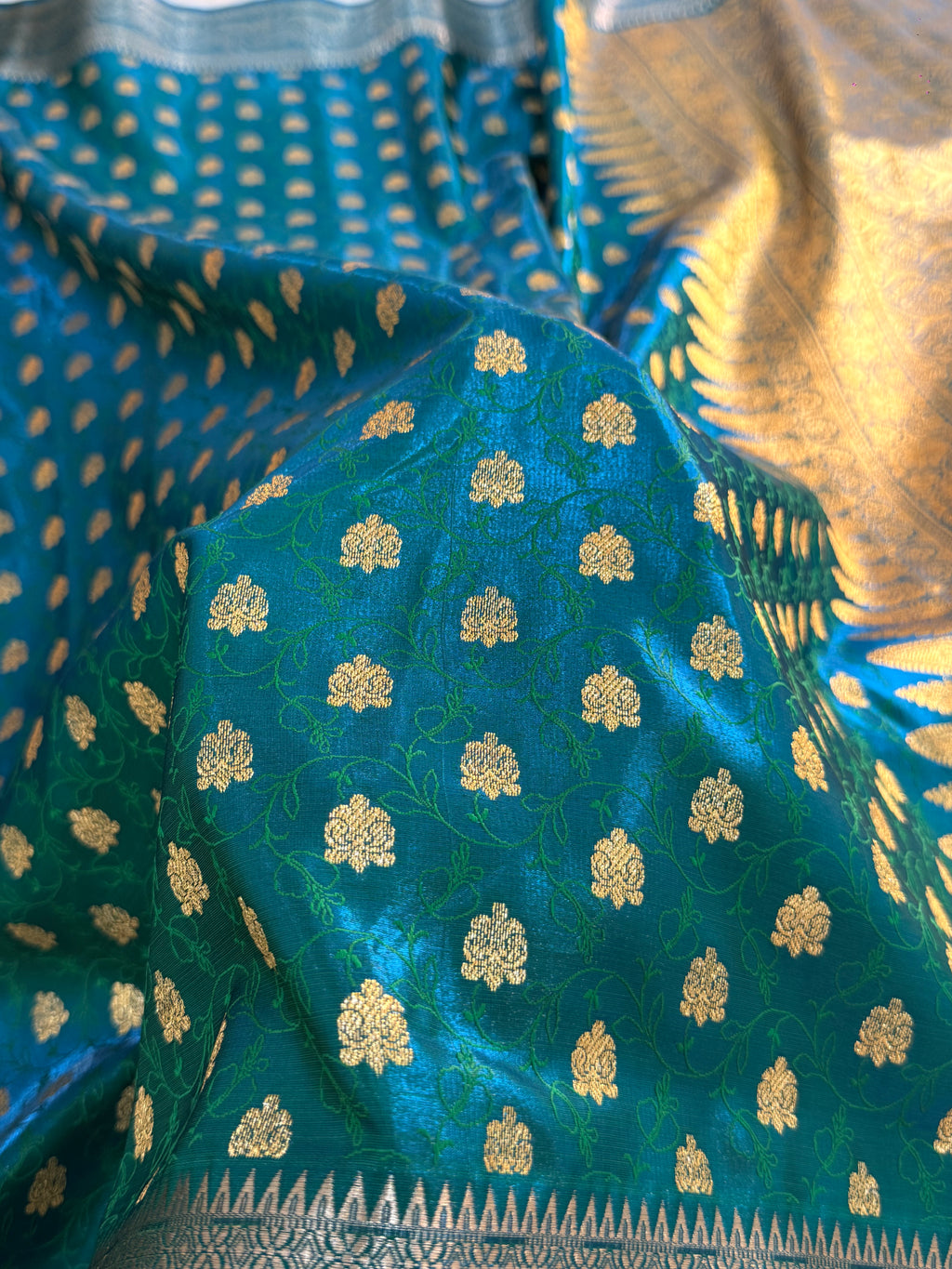 Banarasi satin silk saree in bottle green color with tanchoi design all over the body