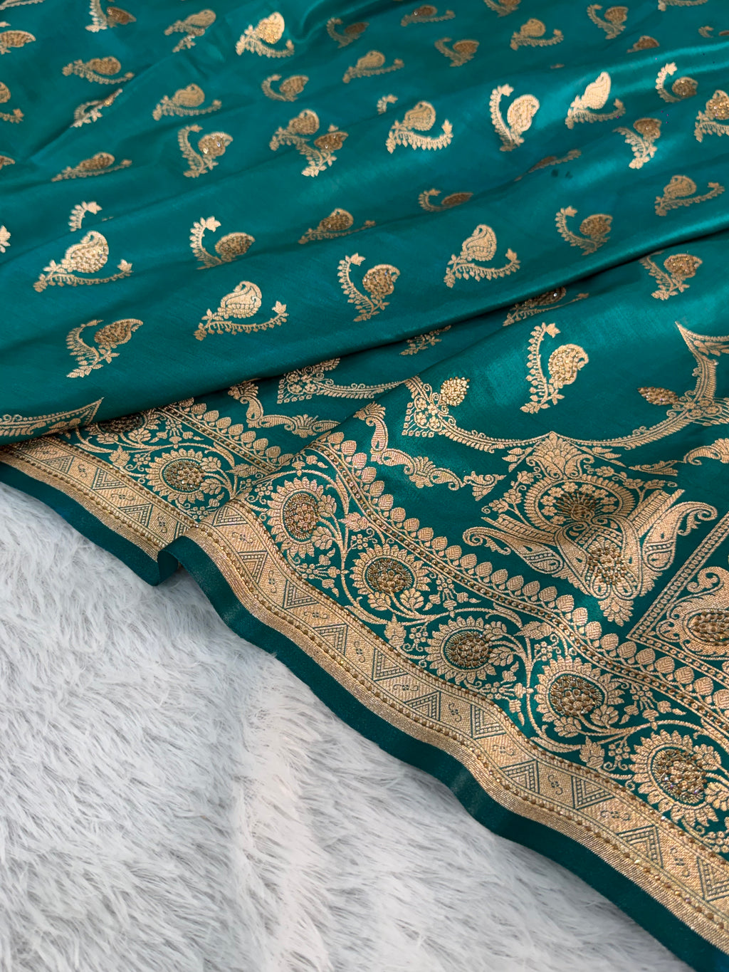 Mashru katan Silk Saree With Jaal Design In bottle green Colour