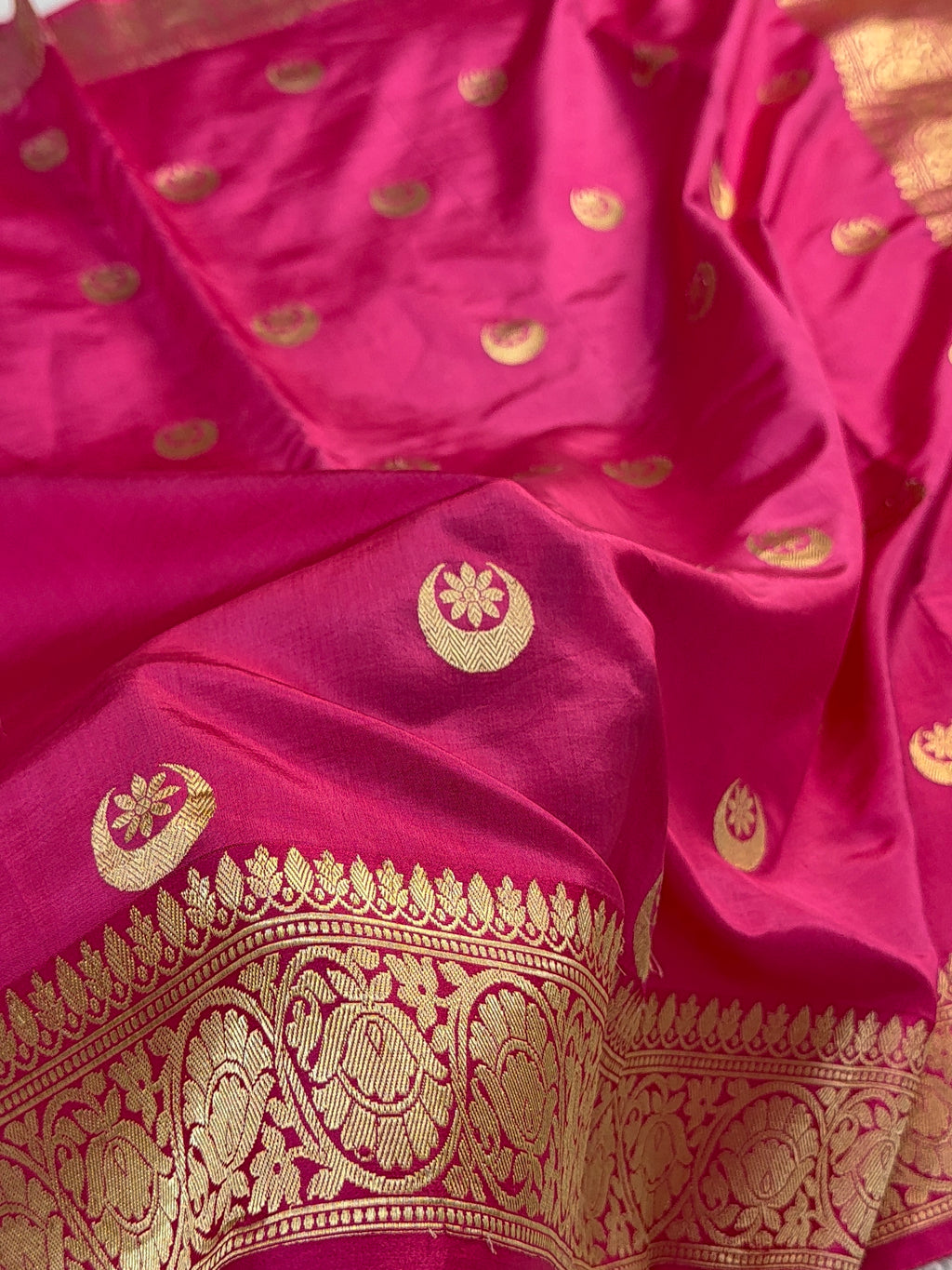 Banarasi Raw Mango Silk Saree in Chand Tara Design in Rani Color