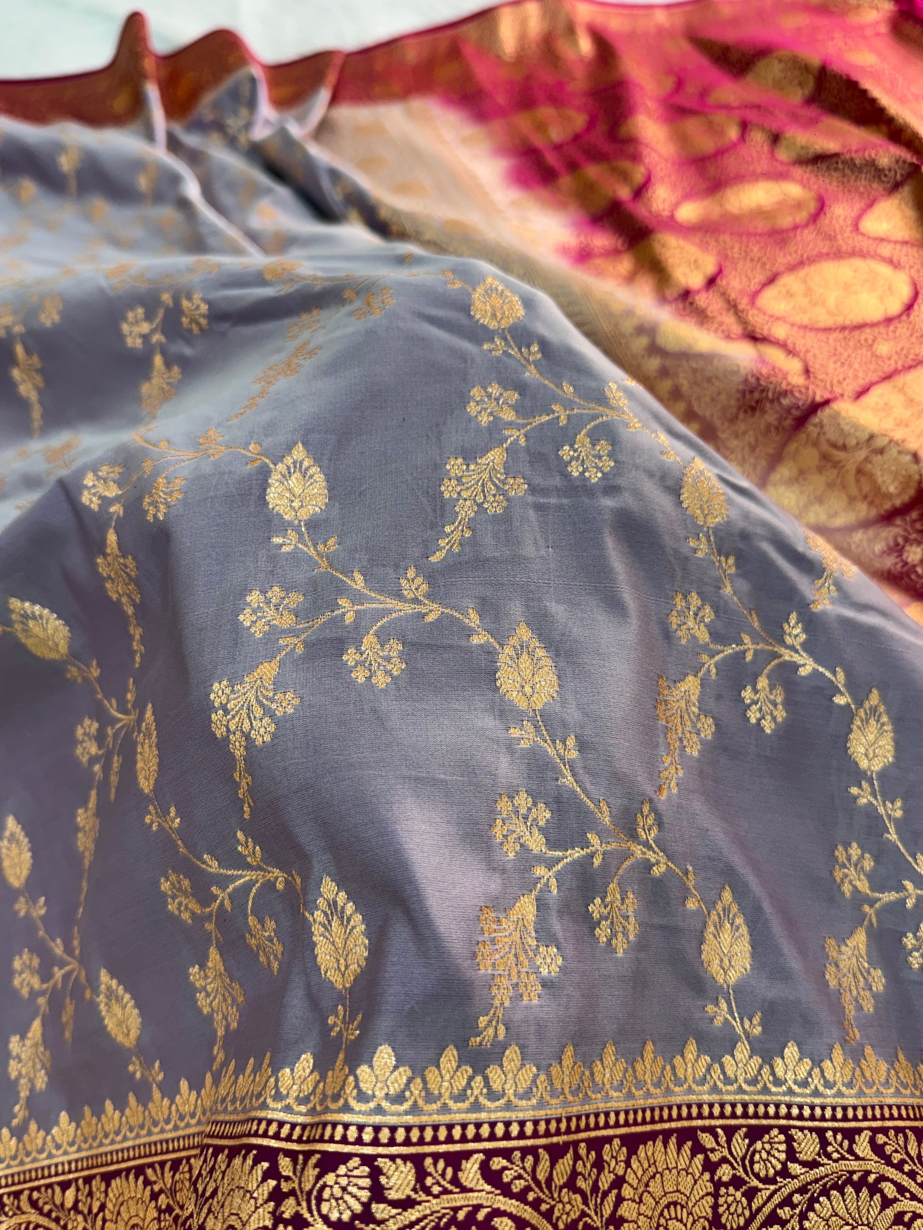 Mashru Silk Saree With Jaal Design In pastel contrast Colour