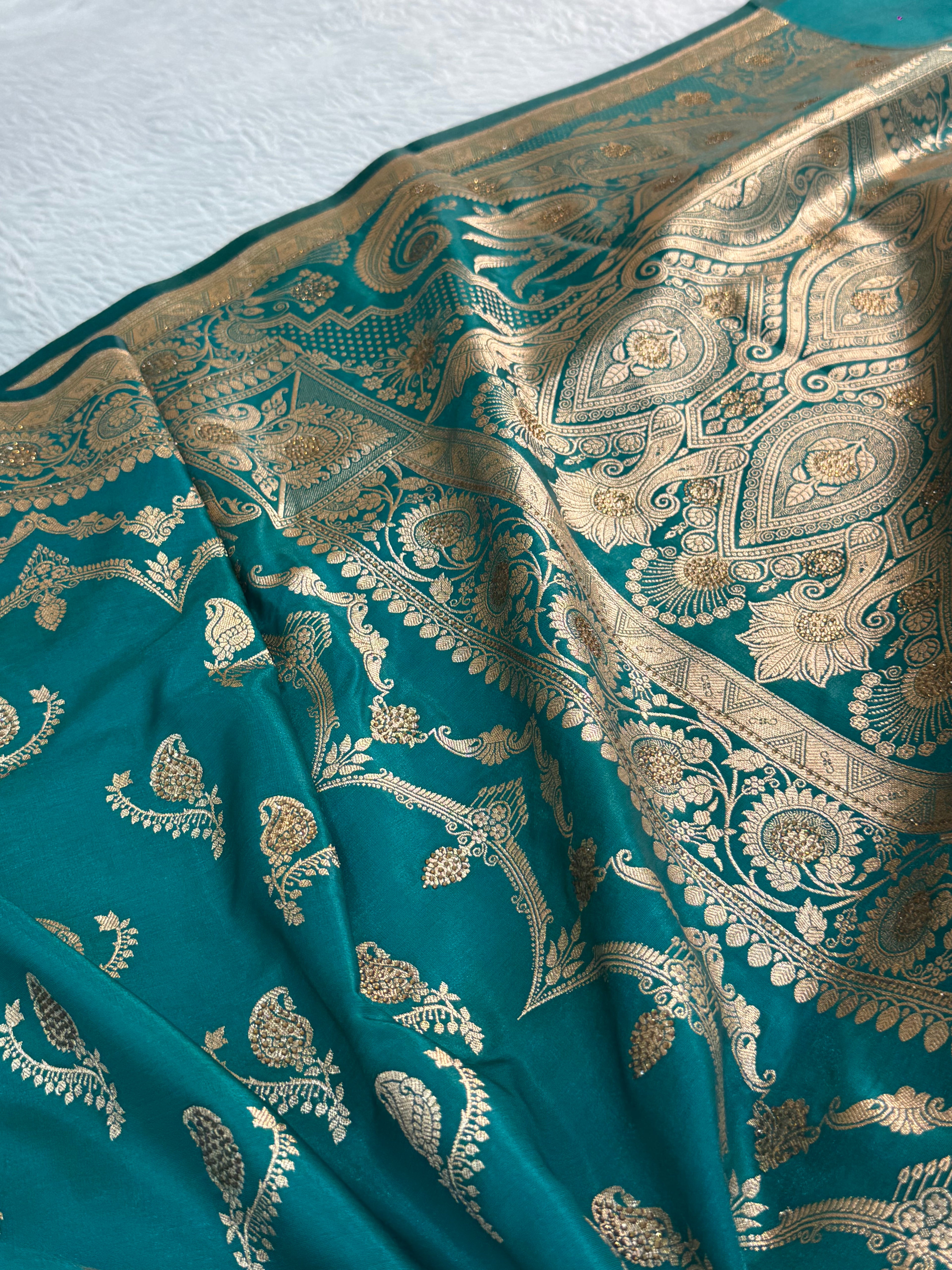 Mashru katan Silk Saree With Jaal Design In bottle green Colour