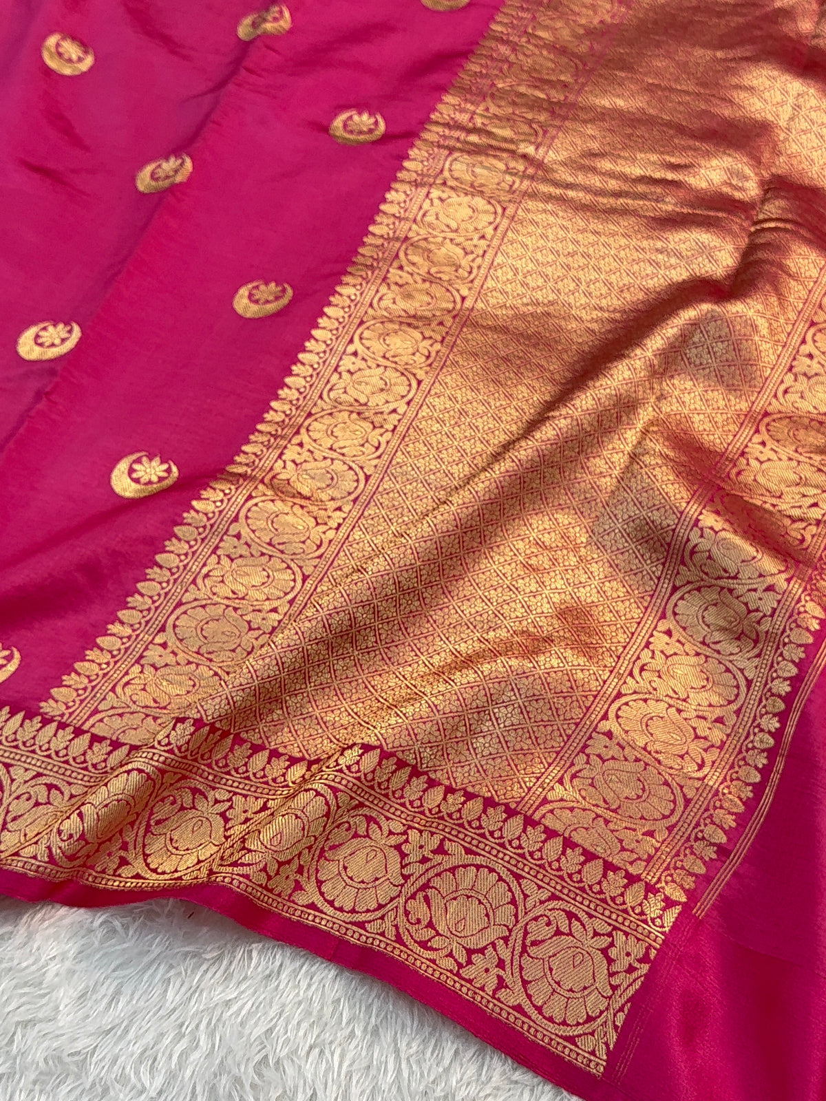 Banarasi Raw Mango Silk Saree in Chand Tara Design in Rani Color